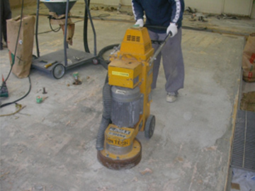 大型集塵機付きのコンクリート研磨機にて表面の研磨処理を行います